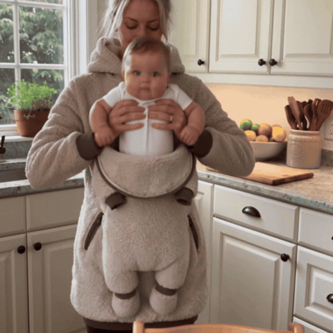 Mama und Baby gemeinsam im Kuschel-Hoodie